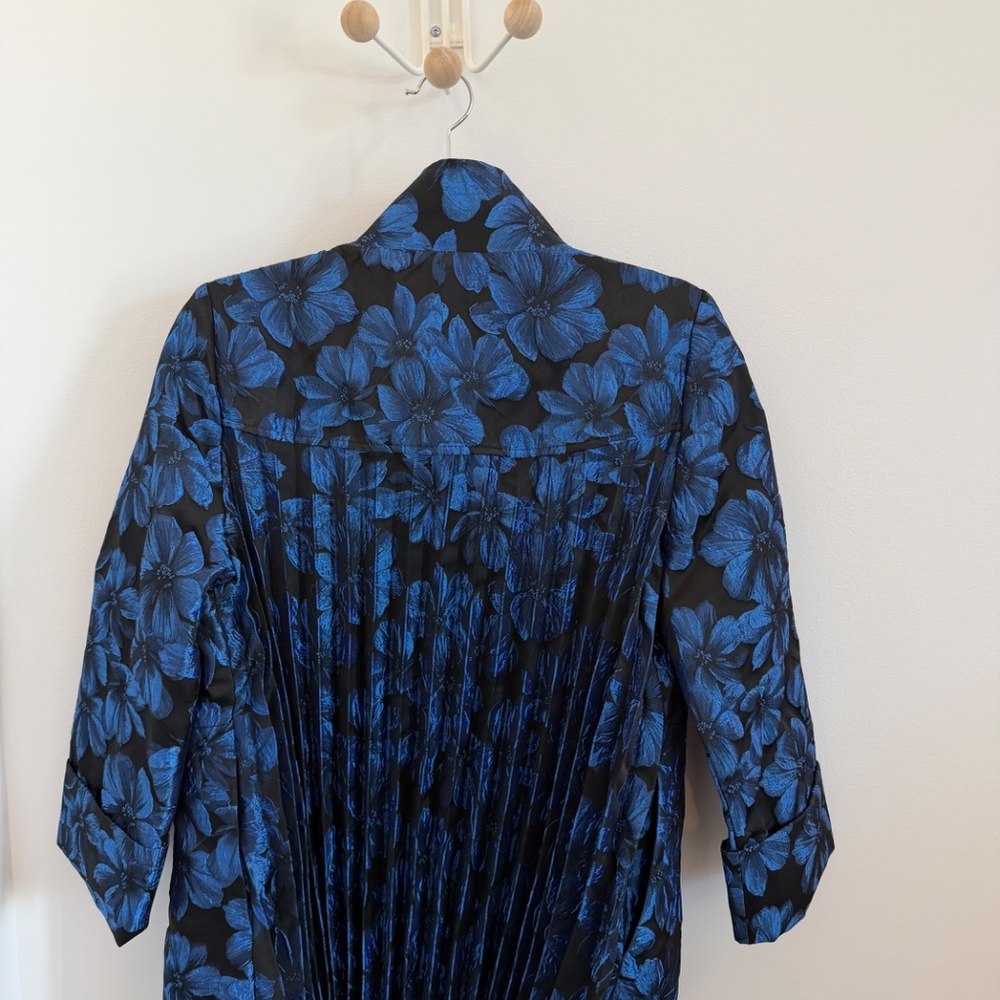 Rich Jacquard IC Collection jacket -- Size L - Picture 4 of 7